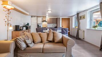Fernseher, Kamin, DVD-Player, Stereoanlage