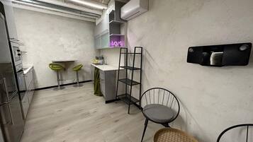 Een koelkast, een microgolfoven, een oven, een vaatwasser