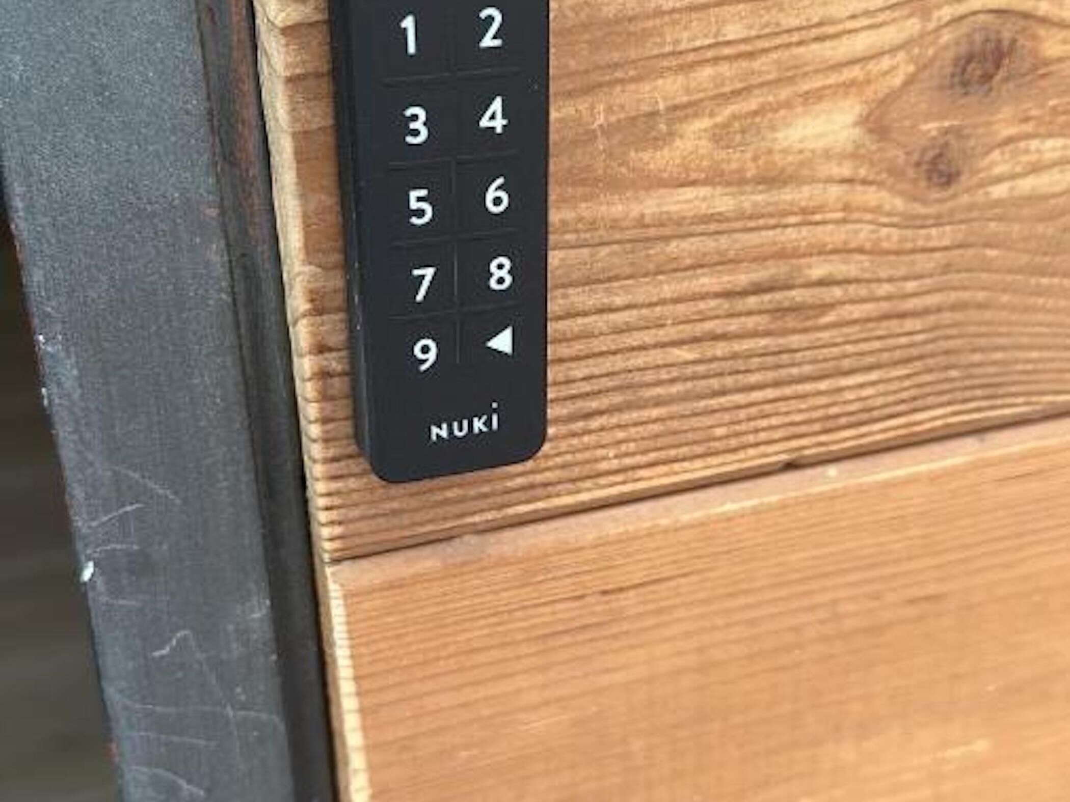 A keypad with numbers 1 to 9 and a directional arrow, labeled 'NUKI'.