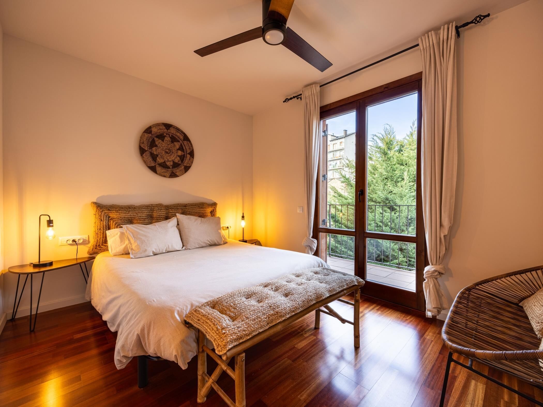 3 bedrooms, iron/ironing board, internet, bed sheets