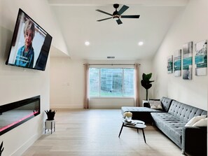 Smart TV, fireplace, books - Lux. Contemporary at Heart of EG (Elk Grove)