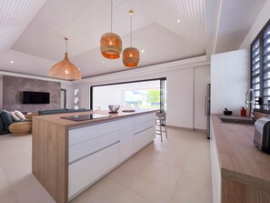 Kühlschrank, Ofen, Geschirrspüler, Wasserkocher mit Kaffee-/Teezubehör