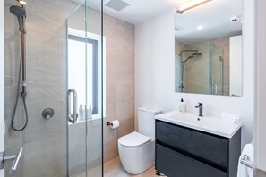 Een douche, een haardroger, handdoeken