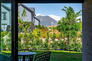 Outdoor dining - Contemporary Northlake Apartment (Wanaka)