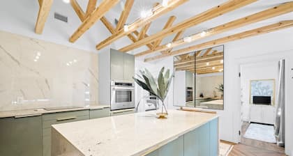 Amazing family Oasis, ft. 2 separate houses, golf cart, jacuzzi, private pool