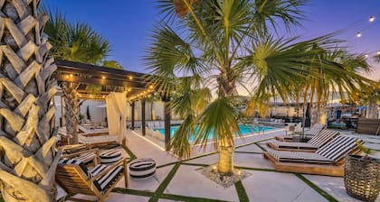 Amazing family Oasis, ft. 2 separate houses, golf cart, jacuzzi, private pool
