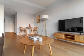 TV, stereo - Exquisite Chelsea 1BR w/ Gym & Roofdeck, nr Flatiron, by Blueground (Downtown)