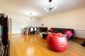 TV, books - GuestReady - Comfortable stay in Gaia (Vila Nova de Gaia)