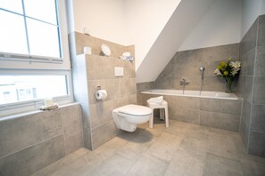 Shower, towels - Ferienhaus Wildrose in der Puddeminer Wiek - Ferienhaus Wildrose im Süden der Insel Rügen (Poseritz)