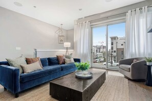 智能电视、壁炉、书、立体声音响