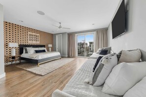 4 habitaciones, escritorio y tabla de planchar con plancha 