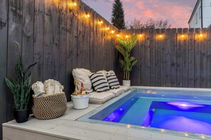 室外游泳池，恒温泳池