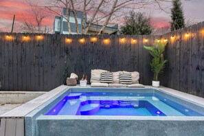 Una piscina al aire libre, una piscina climatizada