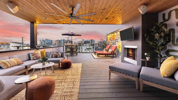Een dakterras met uitzicht op de stad, een houten plafond en een open haard.