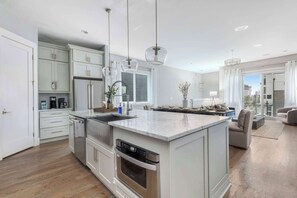 Refrigerador, microondas, horno, placa de cocina