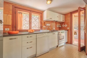 Fridge, oven, dishwasher