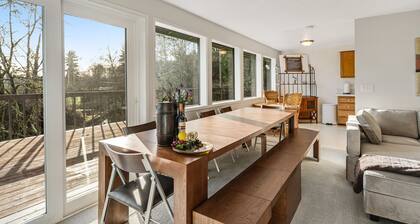 Creekside charmer with kayaks, fireplace, large deck, & W/D - dog-friendly