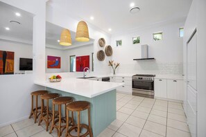 Fridge, microwave, oven, stovetop - Golfers Paradise in Noosa Heads (Noosa Heads)