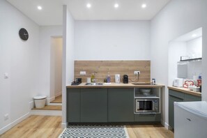 Micro-ondes, cafetière/bouilloire, grille-pain