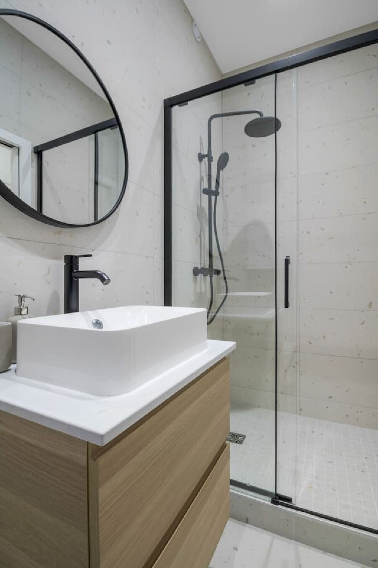 Sèche-cheveux, serviettes fournies