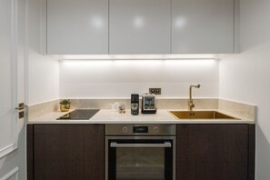 Oven, coffee/tea maker, toaster, cookware/dishes/utensils - Suite luxueuse - Palais de l`Elysée - Faubourg Saint Honoré - Paris 8e (Paris)