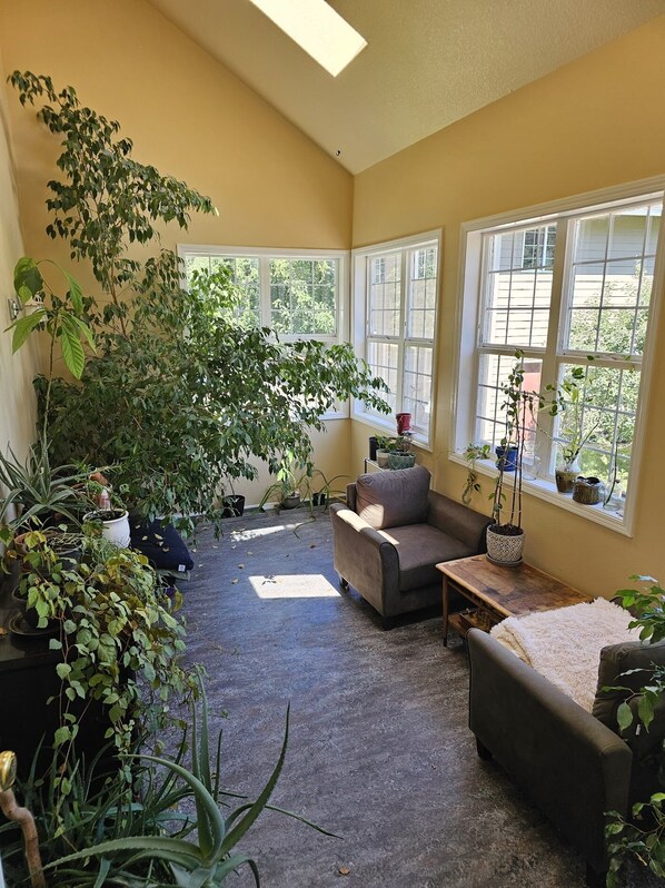 Interior - Spacious 6BR Home with Bonus Rooms, Office Space, Gym, and Sport Court (Oregon City)