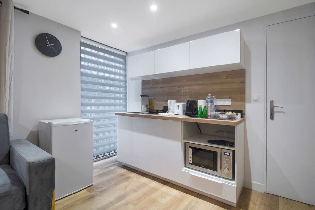 Micro-ondes, cafetière/bouilloire, grille-pain