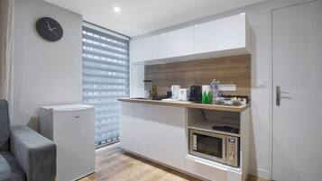 Microondas, cafetera/tetera, tostadora, utensilios de cocina