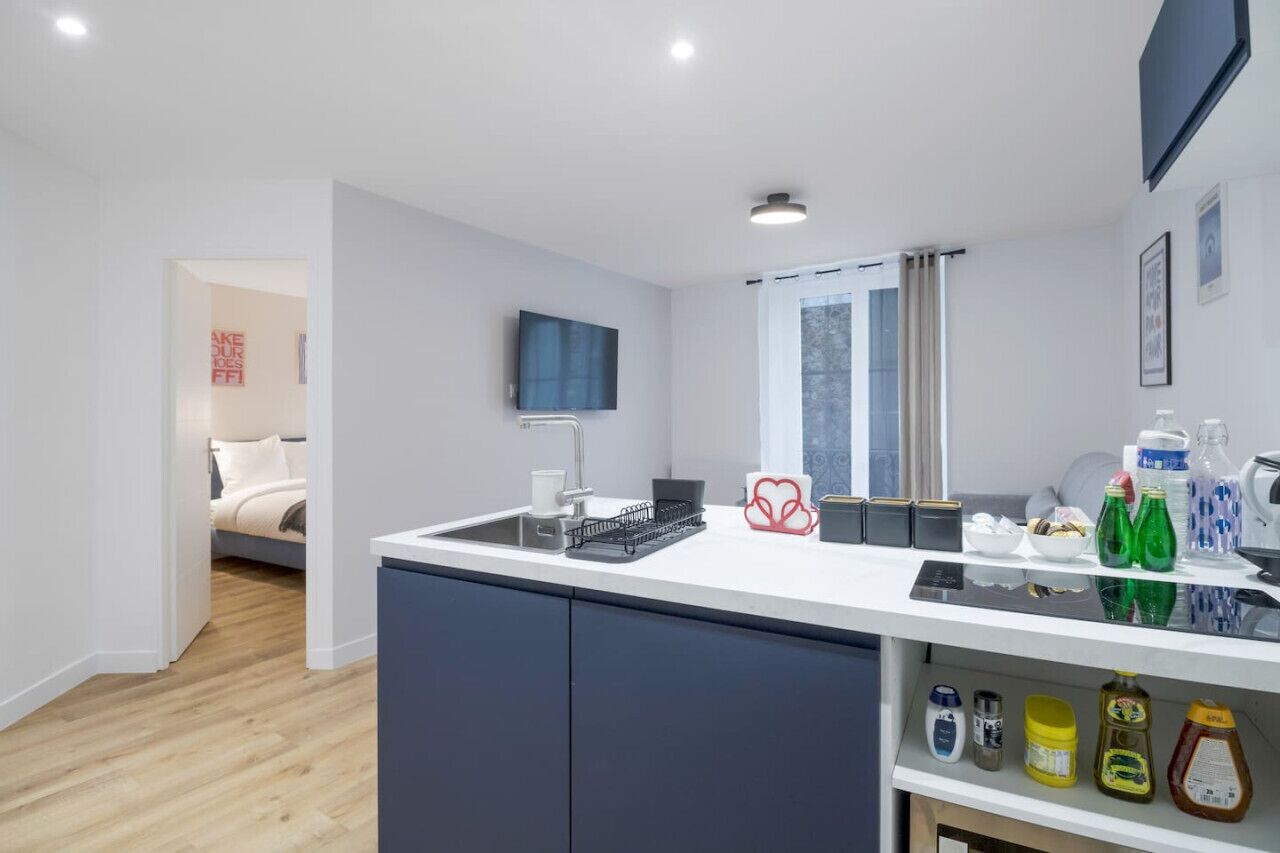 Microondas, cafetera/tetera, tostadora, utensilios de cocina