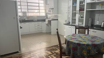 Frigorífico pequeño, microondas, horno y lavavajillas