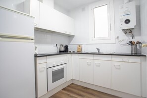 Fridge, oven, stovetop, coffee/tea maker