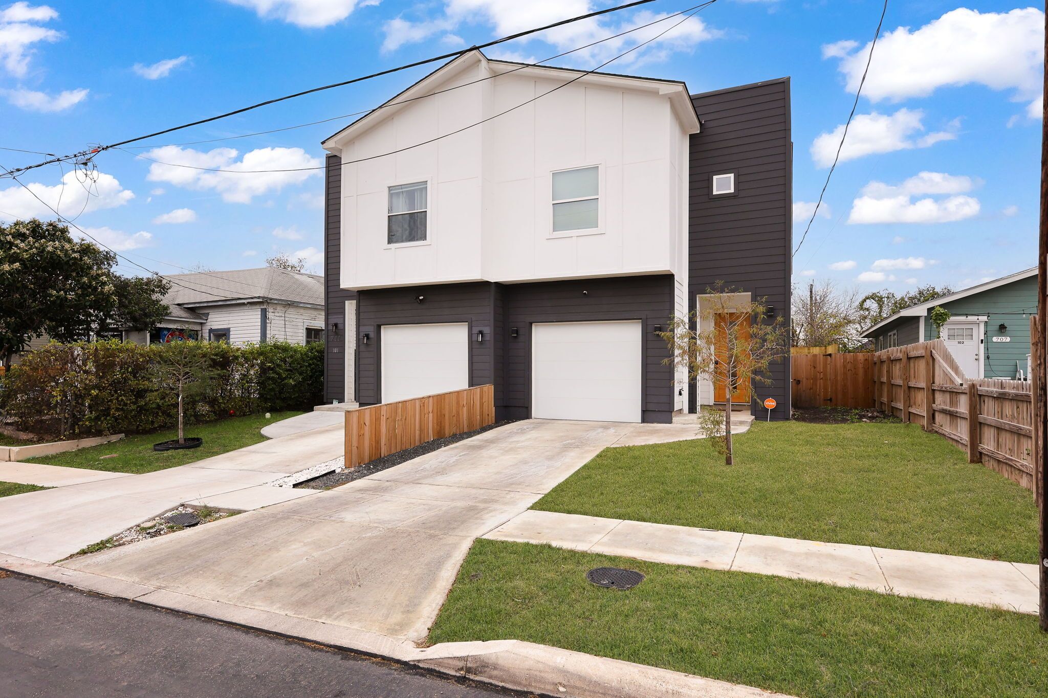 Luxury Townhome / EV Charger / 6 mins from River Walk / Sleeps 6