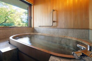 A hot tub with a wooden wall and a window. - Matsushima Sakan Shoan (Matsushima)