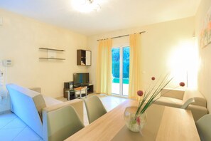 TV, DVD player, table tennis - 3 Bedroom Villa, Private Pool, Agios Stefanos (Agios Stefanos)