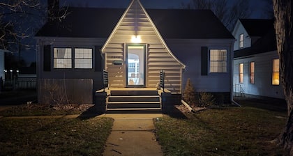 Charming, newly renovated Tudor home next to Morningside University!