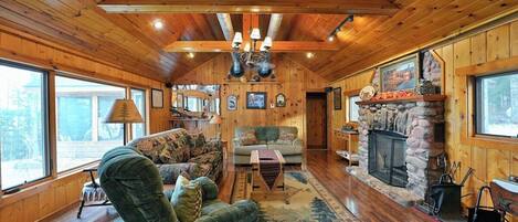 Smart-TV, Kamin, Bücher