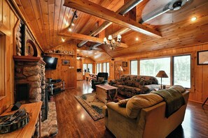 Smart TV, fireplace, books - Aunt Alice's Cabin Lakeside Cabin on Buffalo Lake between Clam Lake and Lake Namakagon (Cable)