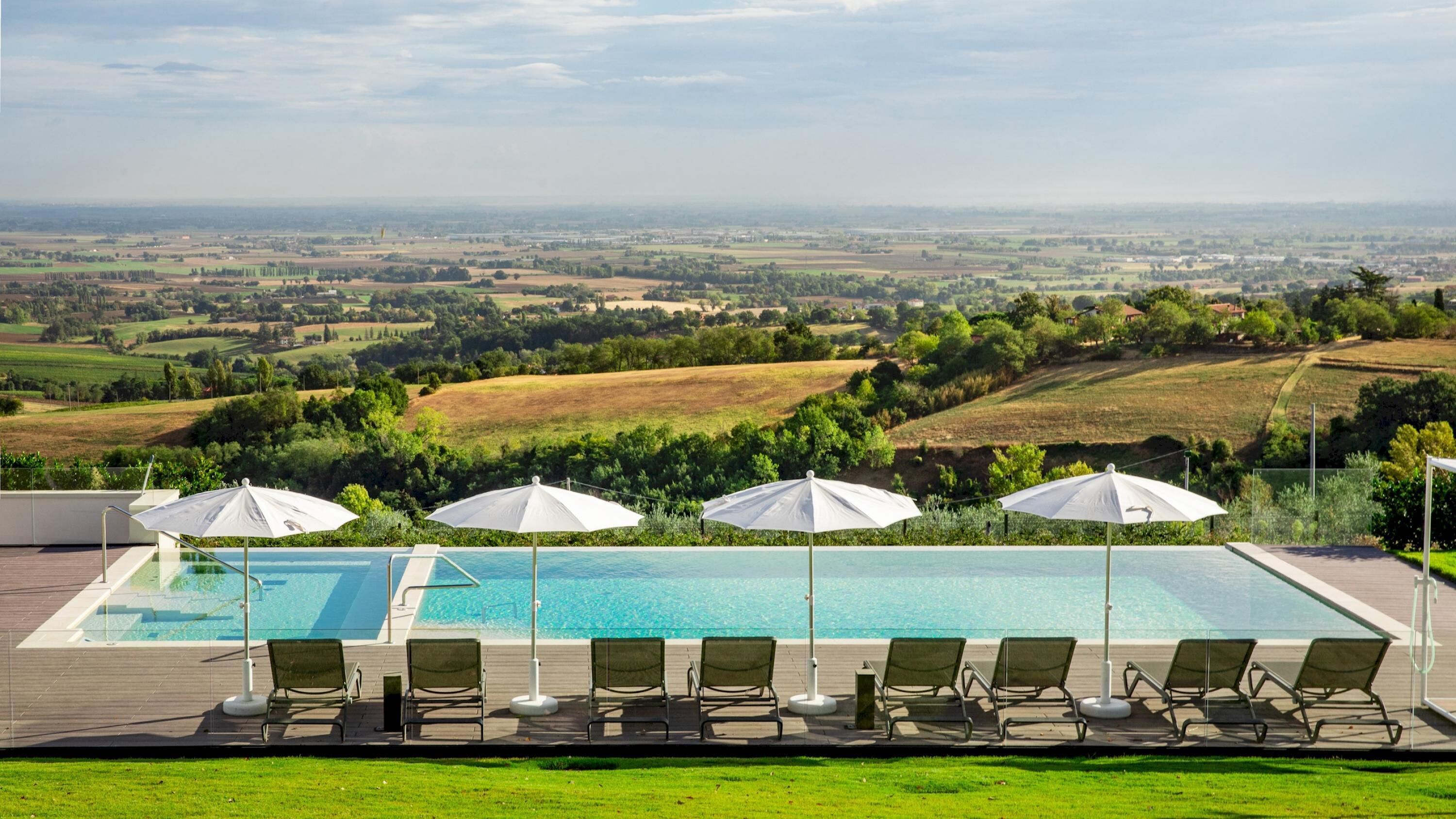 Zona de piscina con vistas al campo.