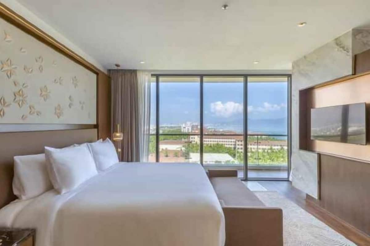 1 kamar tidur, minibar, brankas, dan meja kerja