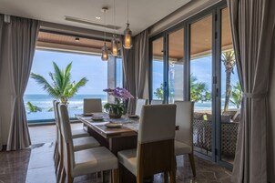 Premium-huvila | Oleskelualue | 55–tuumainen äly-TV, jossa digitaalikanavat