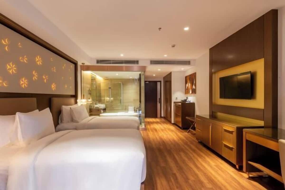 1 kamar tidur, minibar, brankas, dan meja kerja