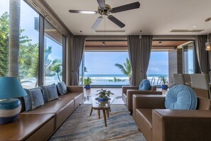 Villa Premium | Minibar, caja de seguridad en la habitación y escritorio