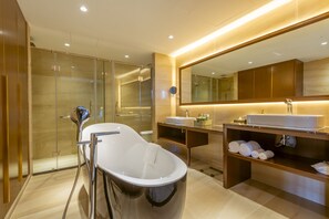 Grand Suite | Bilik Mandi | Hulu semburan hidrourut, kelengkapan dandanan diri percuma 