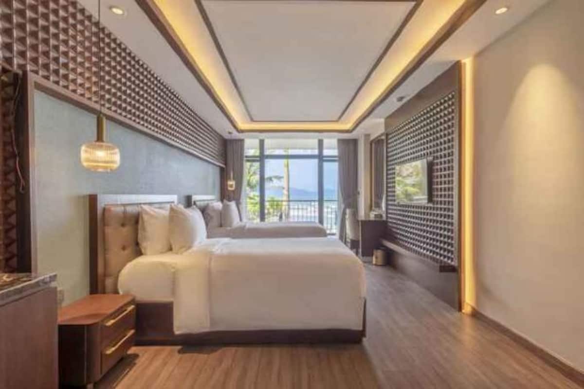 Minibar, värdeförvaringsskåp på rummet och skrivbord