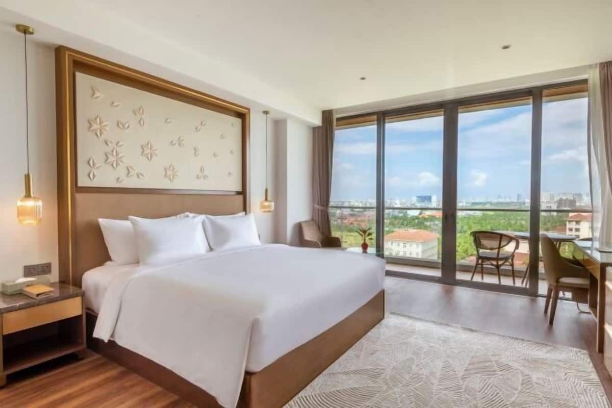 1 kamar tidur, minibar, brankas, dan meja kerja