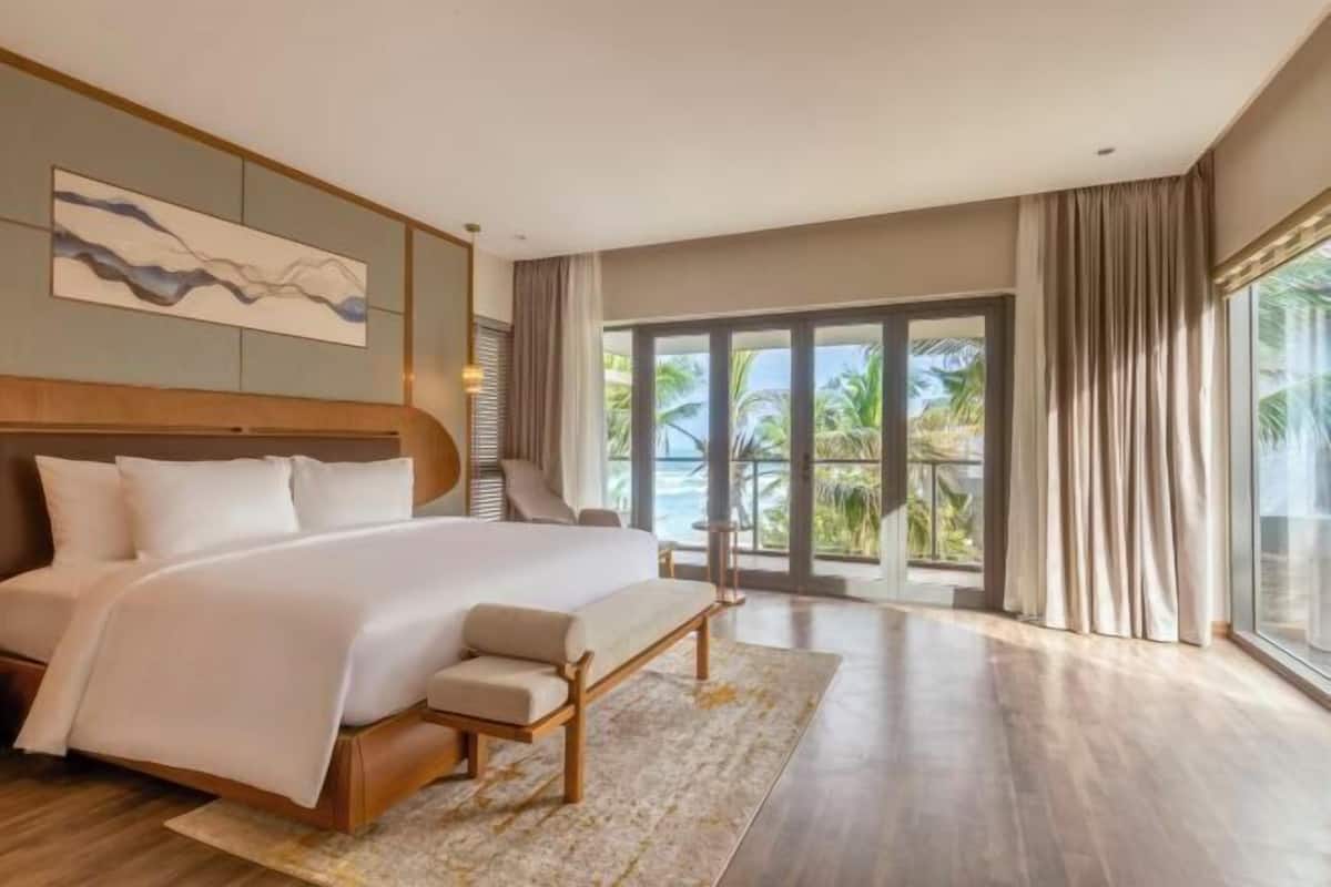 1 kamar tidur, minibar, brankas, dan meja kerja