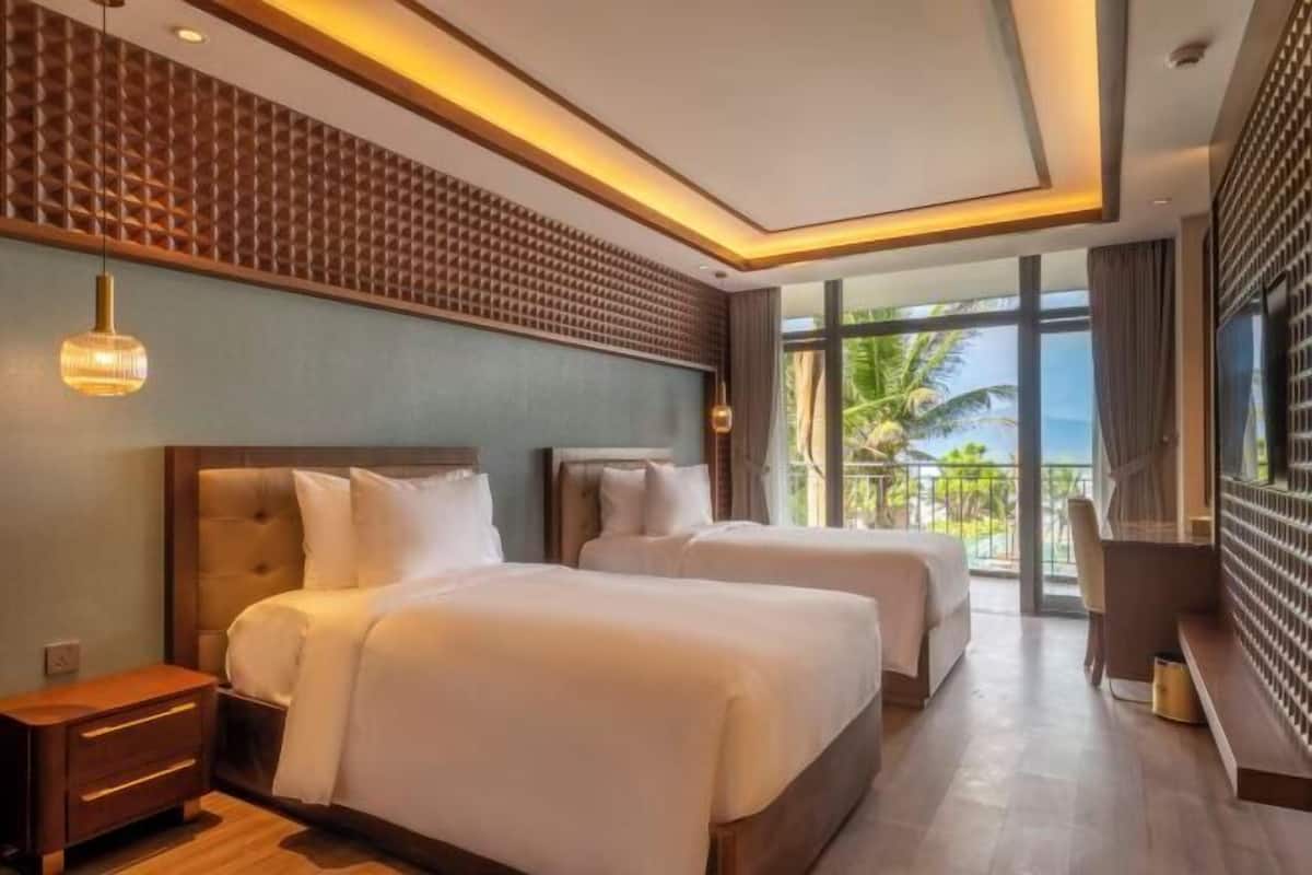 1 kamar tidur, minibar, brankas, dan meja kerja