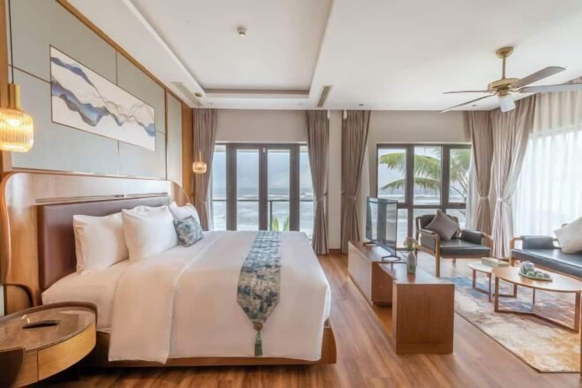 1 kamar tidur, minibar, brankas, dan meja kerja