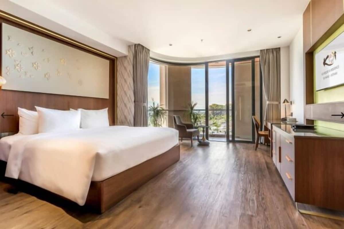 1 kamar tidur, minibar, brankas, dan meja kerja