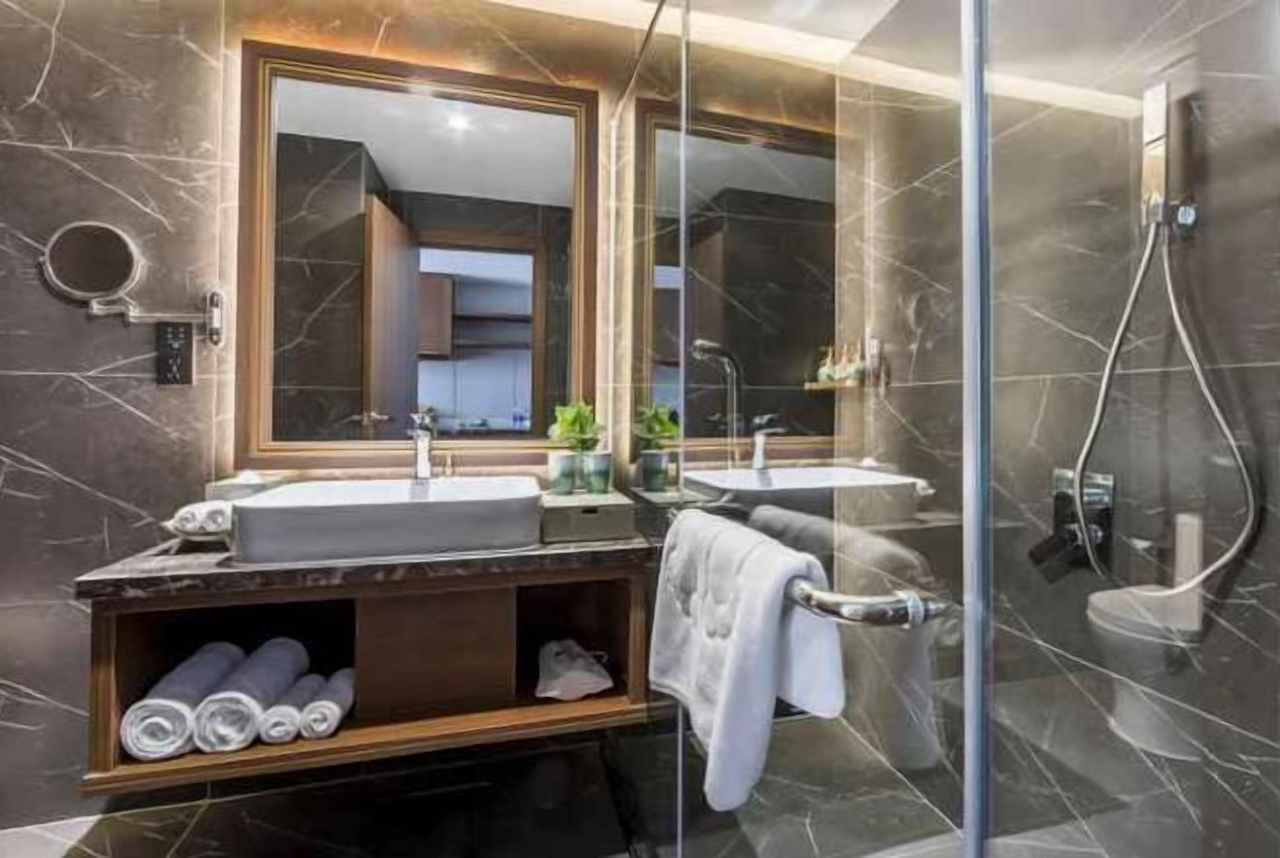 Hydromassage showerhead, free toiletries, hair dryer, bathrobes